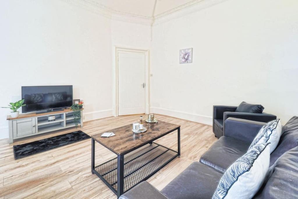 2 Bed Flat In Heart Of Kilburn With Full Kitchen Appartamento *