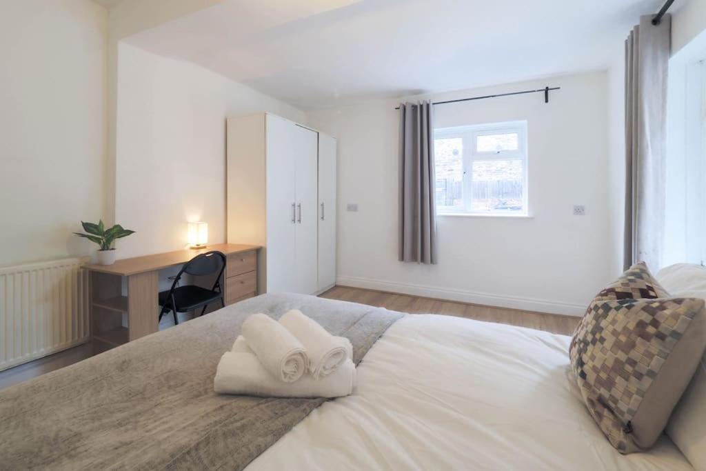 2 Bed Flat In Heart Of Kilburn With Full Kitchen Londra