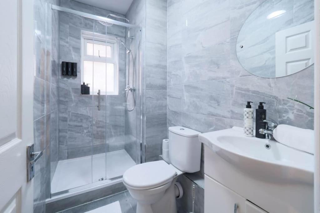 2 Bed Flat In Heart Of Kilburn With Full Kitchen Appartamento Londra