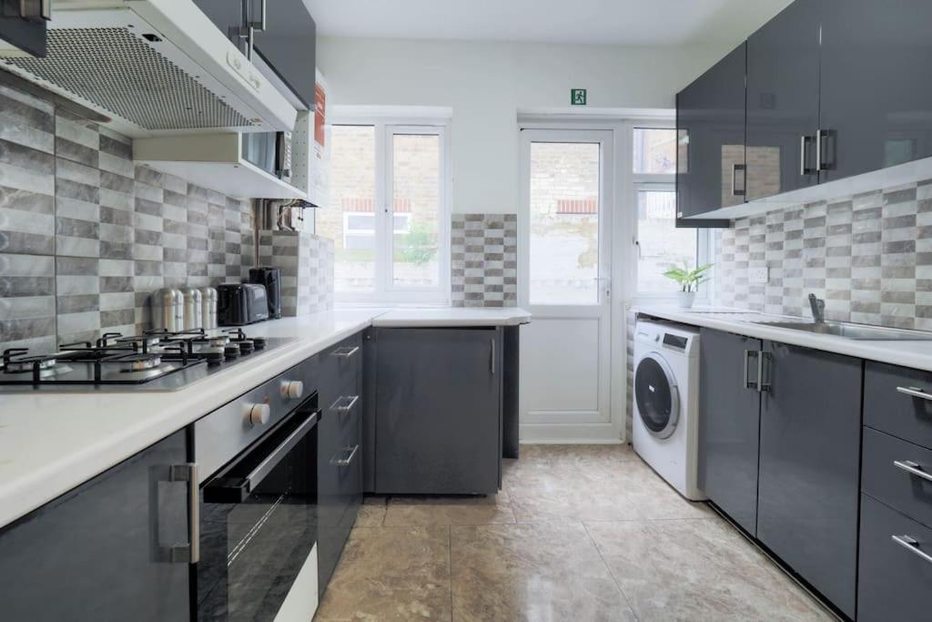 2 Bed Flat In Heart Of Kilburn With Full Kitchen Londra