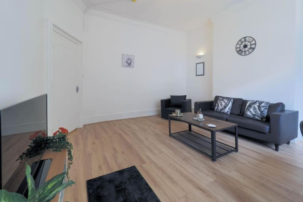Appartamento 2 Bed Flat In Heart Of Kilburn With Full Kitchen Londra
