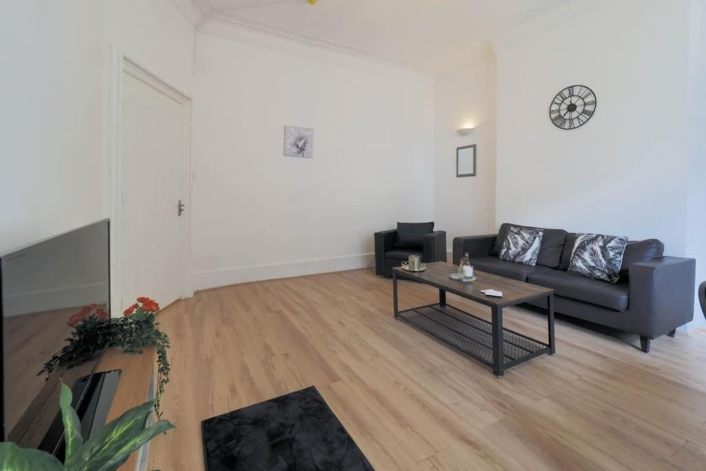 Appartamento 2 Bed Flat In Heart Of Kilburn With Full Kitchen