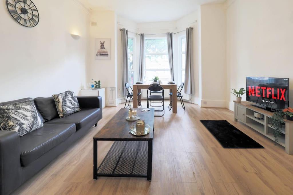 2 Bed Flat In Heart Of Kilburn With Full Kitchen Appartamento *
