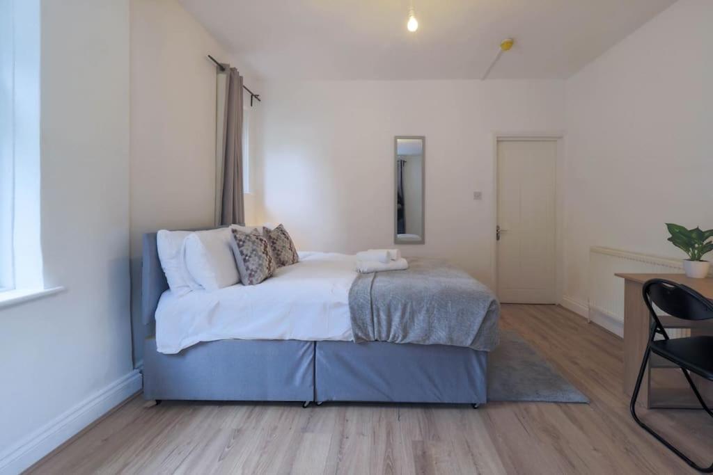 2 Bed Flat In Heart Of Kilburn With Full Kitchen * Londra