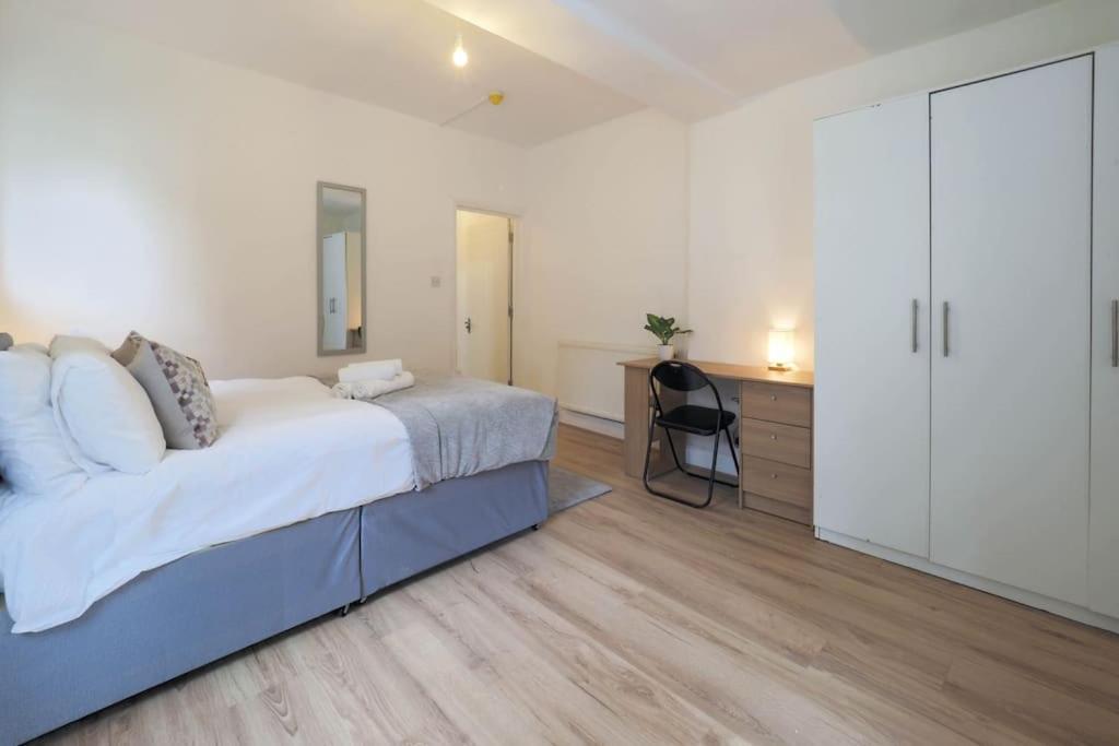 Appartamento 2 Bed Flat In Heart Of Kilburn With Full Kitchen *