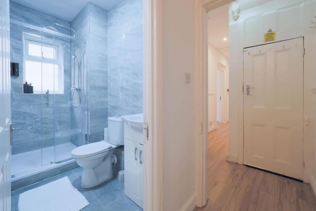 2 Bed Flat In Heart Of Kilburn With Full Kitchen Appartamento Londra