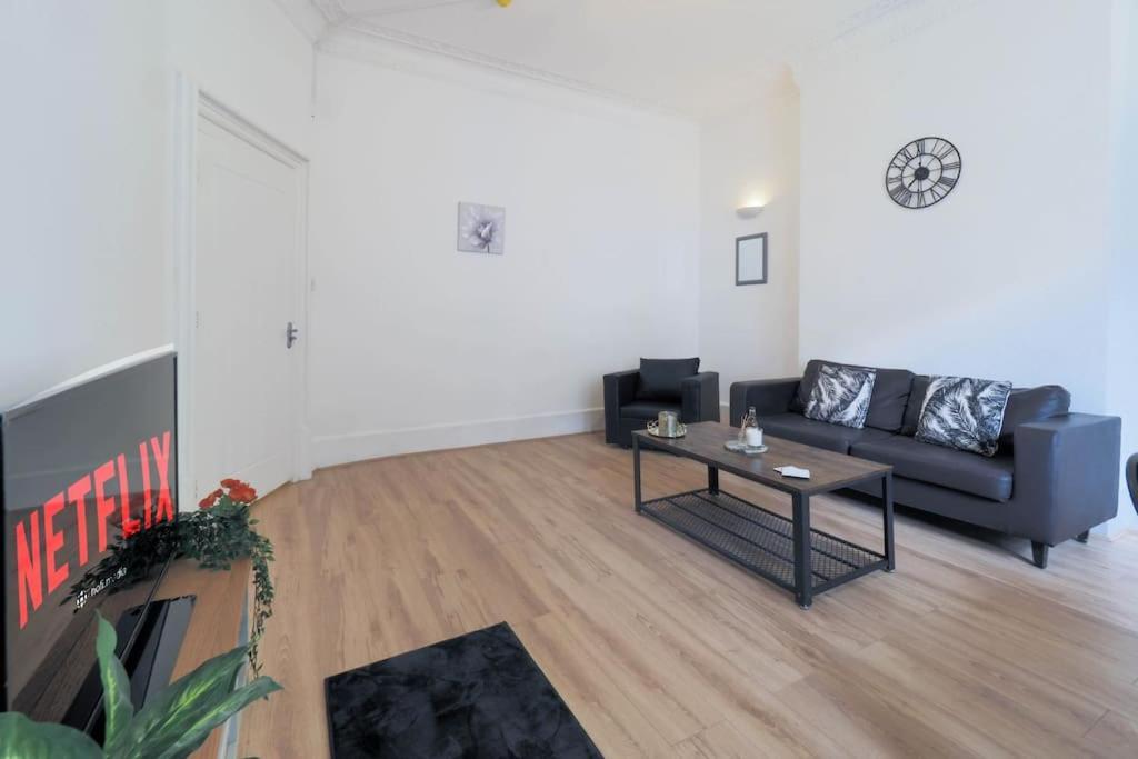 2 Bed Flat In Heart Of Kilburn With Full Kitchen Appartamento *