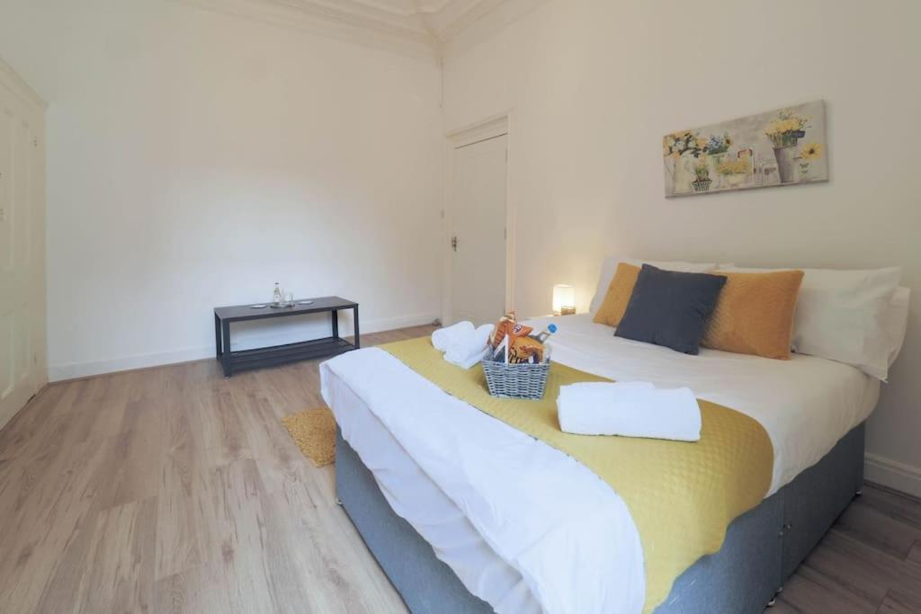 2 Bed Flat In Heart Of Kilburn With Full Kitchen Appartamento Londra