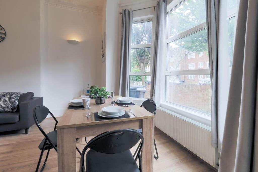 2 Bed Flat In Heart Of Kilburn With Full Kitchen Appartamento *