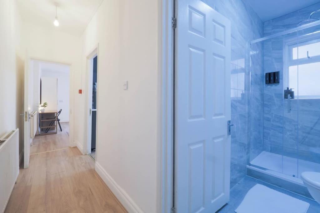 Appartamento 2 Bed Flat In Heart Of Kilburn With Full Kitchen *