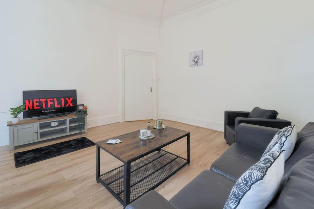 2 Bed Flat In Heart Of Kilburn With Full Kitchen Londra
