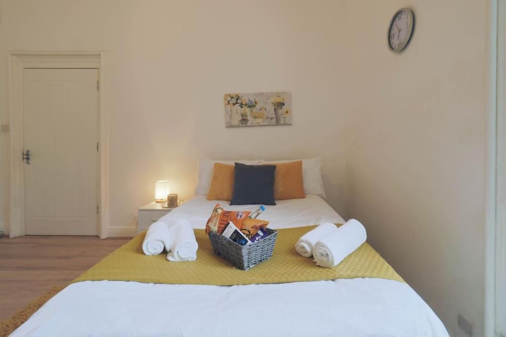 2 Bed Flat In Heart Of Kilburn With Full Kitchen Londra