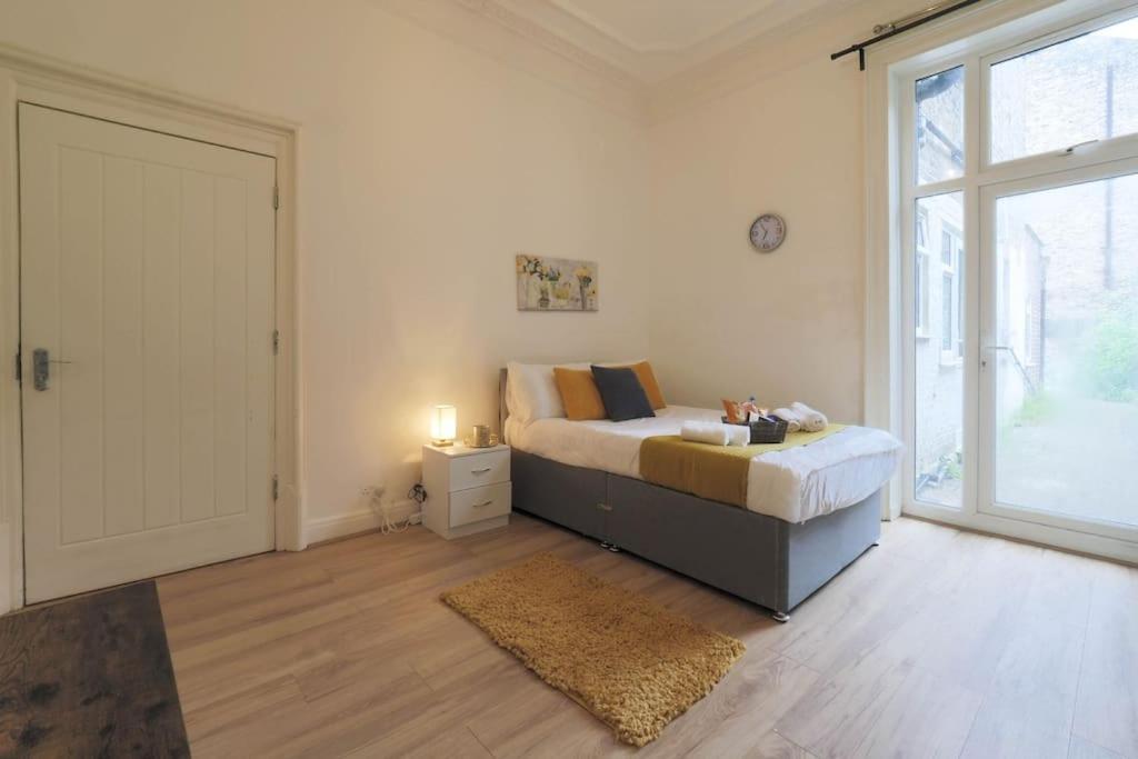 2 Bed Flat In Heart Of Kilburn With Full Kitchen Appartamento Londra