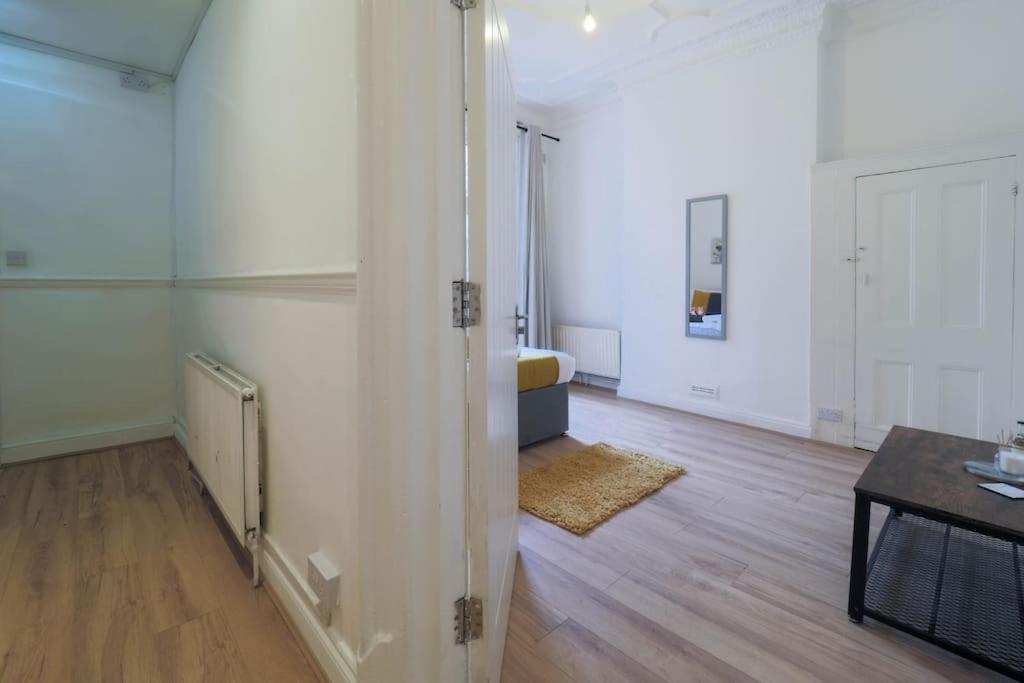 2 Bed Flat In Heart Of Kilburn With Full Kitchen Appartamento *