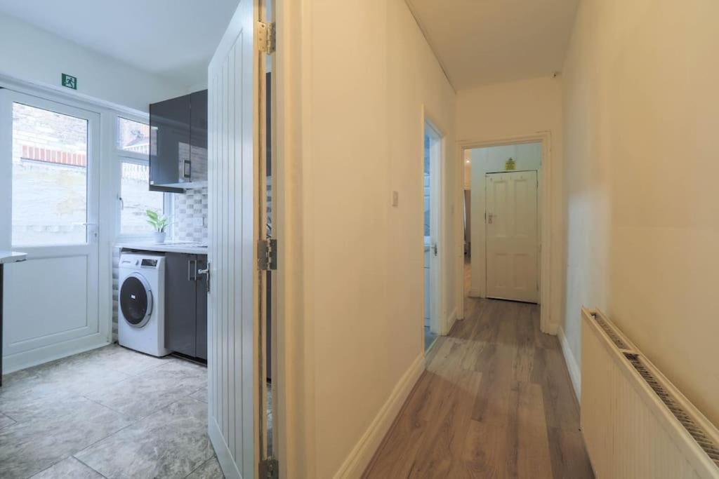 Appartamento 2 Bed Flat In Heart Of Kilburn With Full Kitchen *