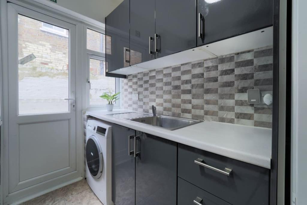 Appartamento 2 Bed Flat In Heart Of Kilburn With Full Kitchen