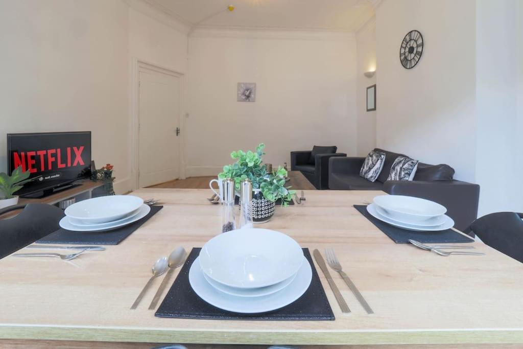 2 Bed Flat In Heart Of Kilburn With Full Kitchen Appartamento *