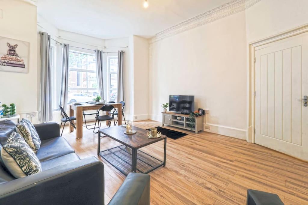 2 Bed Flat In Heart Of Kilburn With Full Kitchen Appartamento