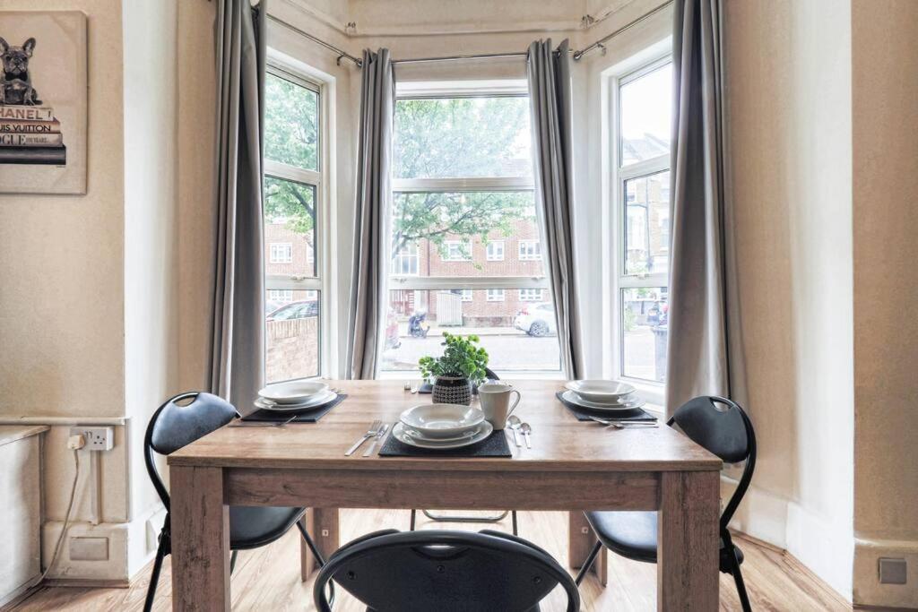 2 Bed Flat In Heart Of Kilburn With Full Kitchen Appartamento Londra